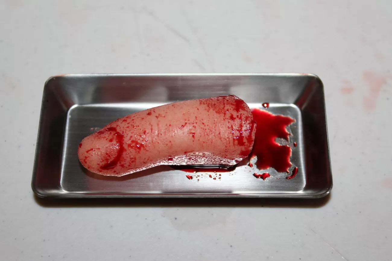 ForensicFX Studios Severed Finger Prop On Medical Metal Tray> Halloween Accessories