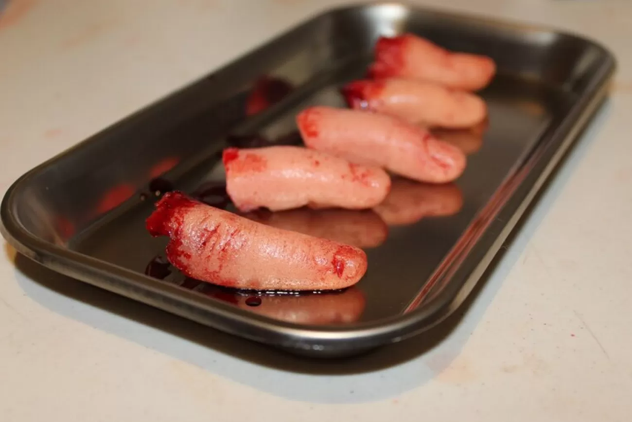 ForensicFX Studios Severed Fingers On Medical Tray Display> Halloween Accessories