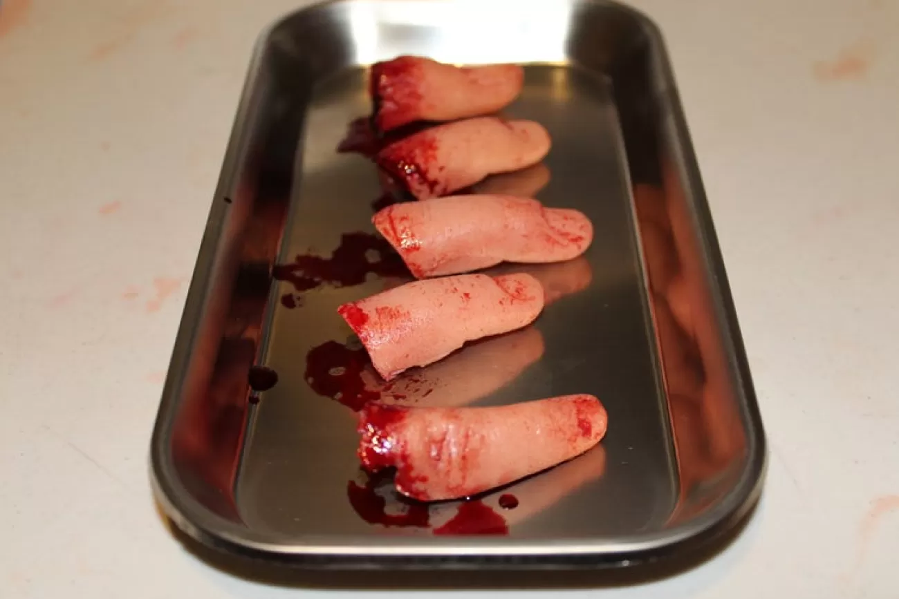 ForensicFX Studios Severed Fingers On Medical Tray Display> Halloween Accessories